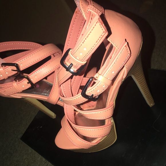 Size 6 heels - Picture 2 of 2